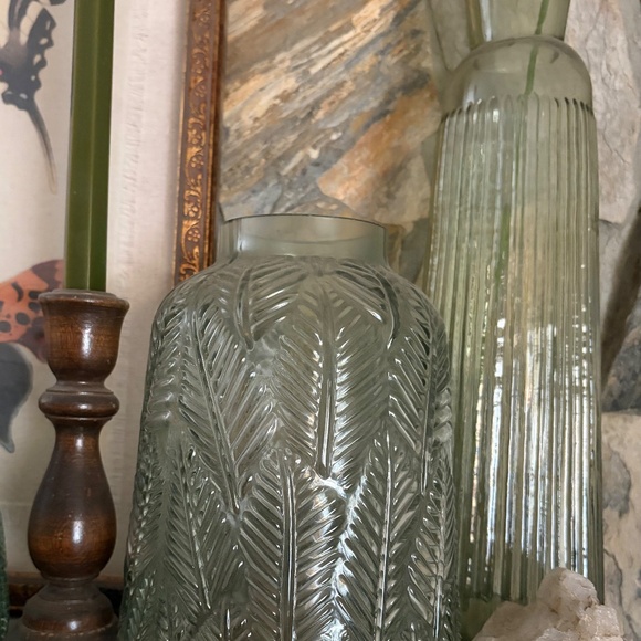 2 Glass Vases - Picture 3 of 3